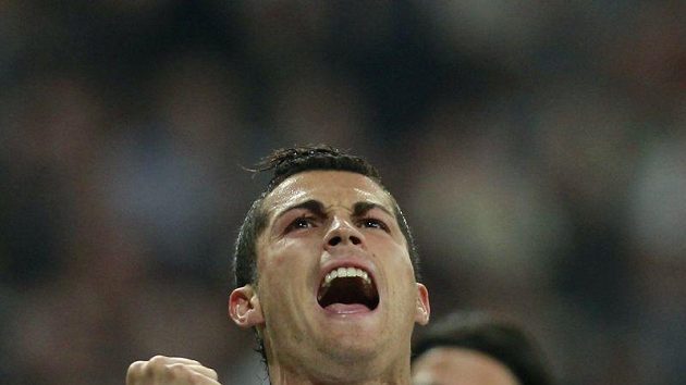 Cristiano Ronaldo slaví - Racingu Santander nassázel čtyři góly. Cristiano Ronaldo slaví - Racingu Santander nassázel čtyři góly.