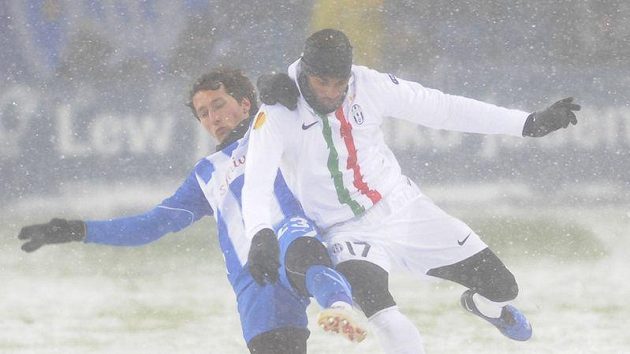 Armand Traore (vpravo) z Juventusu ve sněžné bitvě s poznaňským Marcinem Kikutem. Armand Traore (vpravo) z Juventusu ve sněžné bitvě s poznaňským Marcinem Kikutem.