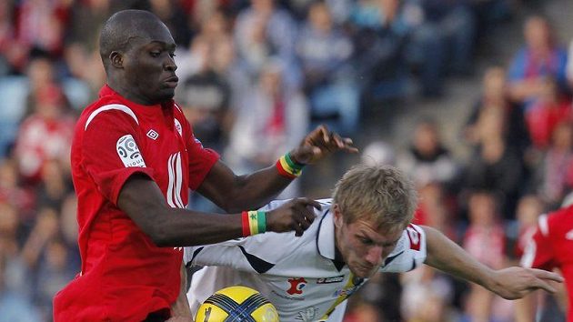 Fotbalista Lille Sow (vlevo) v souboji o míč s Damienem Perquisem ze Sochaux Fotbalista Lille Sow (vlevo) v souboji o míč s Damienem Perquisem ze Sochaux
