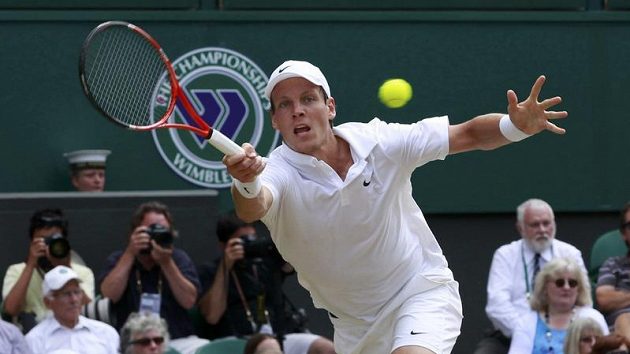 Tomáš Berdych vrací těžký míč ve wimbledonském semifinále s Novakem Djokovičem. Tomáš Berdych vrací těžký míč ve wimbledonském semifinále s Novakem Djokovičem.