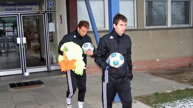 Olomoučtí fotbalisté Tomáš Hořava (vpředu) a Jakub Petr vyrážejí na trénink. Olomoučtí fotbalisté Tomáš Hořava (vpředu) a Jakub Petr vyrážejí na trénink.