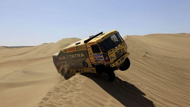 Aleš Loprais překonává se svou tatrou jednu z dun v poušti Atacama. Aleš Loprais překonává se svou tatrou jednu z dun v poušti Atacama.
