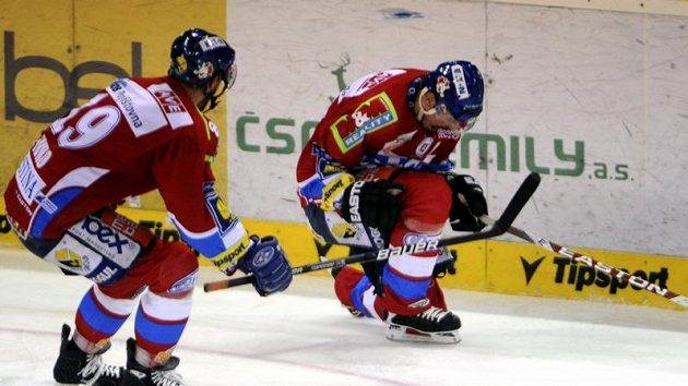 Pardubický Petr Sýkora (vpravo) se raduje z gólu se spoluhráčem Liborem Pivkem. Pardubický Petr Sýkora (vpravo) se raduje z gólu se spoluhráčem Liborem Pivkem.