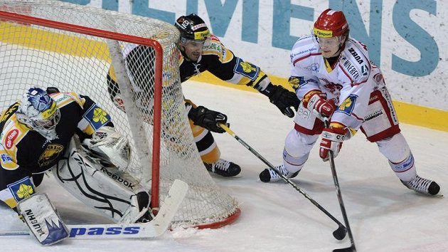 Třinecký David Květoň objíždí litvínovskou branku. Brankář Martin Volke sleduje puk. Třinecký David Květoň objíždí litvínovskou branku. Brankář Martin Volke sleduje puk.