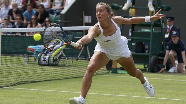 Barbora Záhlavová-Strýcová na italku Schiavoneovou ve Wimbledonu nestačila. Barbora Záhlavová-Strýcová na italku Schiavoneovou ve Wimbledonu nestačila.