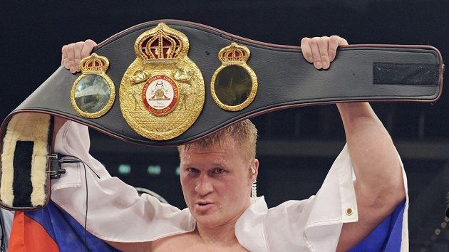 Rus Alexander Povětkin s pásem pro nejlepšího boxera v těžké váze organizace WBA. Rus Alexander Povětkin s pásem pro nejlepšího boxera v těžké váze organizace WBA.