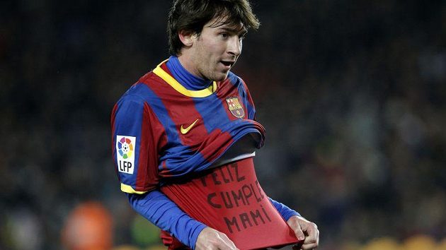 "Všechno nejlepší mami", ukazuje na tričku do kamer Lionel Messi. "Všechno nejlepší mami", ukazuje na tričku do kamer Lionel Messi.