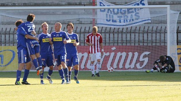 Fotbalisté Olomouce si evropské poháry nezahrají. UEFA jim vystavila stopku. Fotbalisté Olomouce si evropské poháry nezahrají. UEFA jim vystavila stopku.