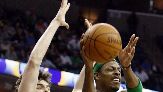Basketbalista Bostonu Paul Pierce (vpravo) se prodírá přes hráče Memphisu Marca Gasola. Basketbalista Bostonu Paul Pierce (vpravo) se prodírá přes hráče Memphisu Marca Gasola.