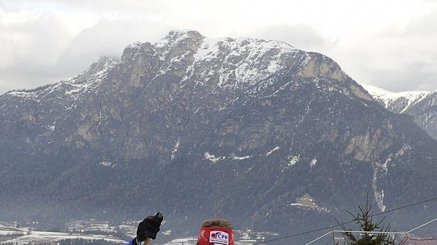 Lukáš Bauer bojuje se sjezdovkou Alpe Cermis v závěrečné etapě Tour de Ski. Lukáš Bauer bojuje se sjezdovkou Alpe Cermis v závěrečné etapě Tour de Ski.