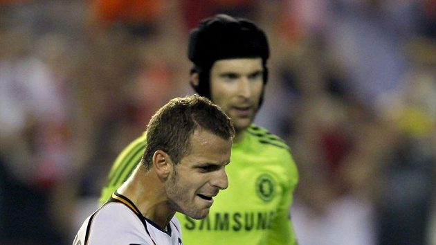 Roberto Soldado z Valencie (vpředu) se raduje z branky, kterou z penalty vstřelil brankáři Chelsea Petru Čechovi. Roberto Soldado z Valencie (vpředu) se raduje z branky, kterou z penalty vstřelil brankáři Chelsea Petru Čechovi.
