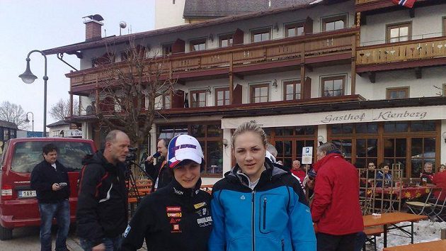 Martina Sáblíková (vlevo) s Karolínou Erbanovou vyrážejí na trénink v dějišti MS v rakouském Inzellu. Martina Sáblíková (vlevo) s Karolínou Erbanovou vyrážejí na trénink v dějišti MS v rakouském Inzellu.