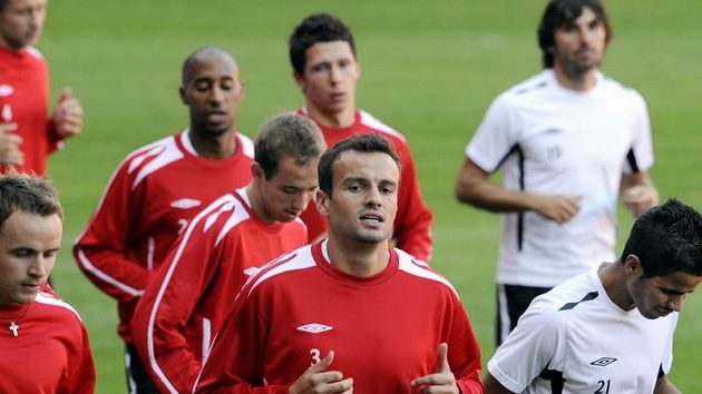 Kapitán Slavie Praha Erich Brabec (uprostřed) na tréninku před odvetou předkola LM proti Fiorentině Kapitán Slavie Praha Erich Brabec (uprostřed) na tréninku před odvetou předkola LM proti Fiorentině
