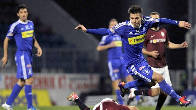 Jan Navrátil z Olomouce (vpravo ve výskoku), Libor Sionko ze Sparty (na zemi) a vlevo Daniel Rossi (Olomouc). Jan Navrátil z Olomouce (vpravo ve výskoku), Libor Sionko ze Sparty (na zemi) a vlevo Daniel Rossi (Olomouc).