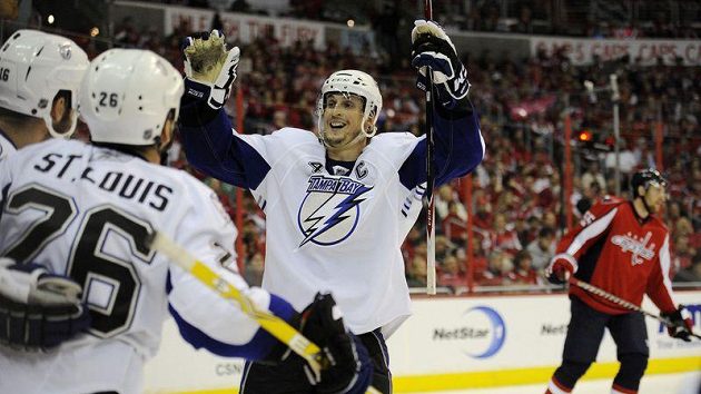 Vincent Lecavalier (uprostřed) oslavuje se spoluhráči z Tampy gól proti Washingtonu Vincent Lecavalier (uprostřed) oslavuje se spoluhráči z Tampy gól proti Washingtonu