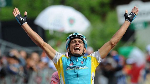 Italský cyklista Paolo Tiralongo slaví triumf v 19. etapě Gira d'Italia. Italský cyklista Paolo Tiralongo slaví triumf v 19. etapě Gira d'Italia.