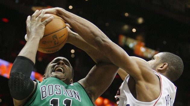 Basketbalista Bostonu Glen Davis v zápase s Atlantou. Basketbalista Bostonu Glen Davis v zápase s Atlantou.
