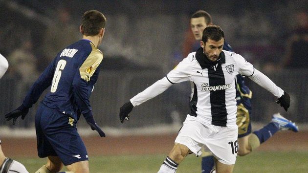 Giorgos Fotakis z PAOK Soluň (vpravo) v utkání proti Dinamu Záhřeb. Giorgos Fotakis z PAOK Soluň (vpravo) v utkání proti Dinamu Záhřeb.