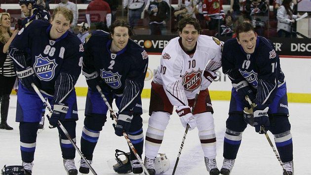 Hokejisté Chicaga Patrick Kane (88) a Duncan Keith (2), pózují spolu s Patrickem Sharpem (10) a Jonathanem Toewsem po utkání All-Star Game. Hokejisté Chicaga Patrick Kane (88) a Duncan Keith (2), pózují spolu s Patrickem Sharpem (10) a Jonathanem Toewsem po utkání All-Star Game.