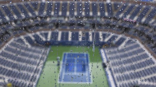 Program US Open narušuje déšť. Program US Open narušuje déšť.