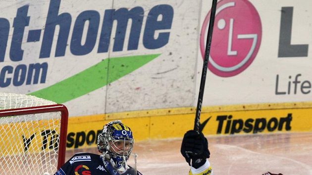Brankář Liberce Tero Leinonen a Jaroslav Hlinka ze Sparty Brankář Liberce Tero Leinonen a Jaroslav Hlinka ze Sparty