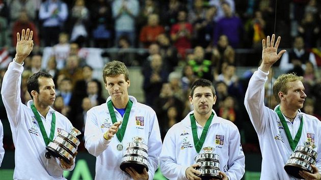 Čeští tenisté ze stříbrnými "Mísami na salát" zleva Radek Štěpánek, Tomáš Berdych, Jan Hájek a Lukáš Dlouhý. Čeští tenisté ze stříbrnými "Mísami na salát" zleva Radek Štěpánek, Tomáš Berdych, Jan Hájek a Lukáš Dlouhý.
