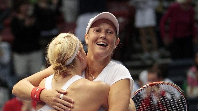 Liezel Huberová (vpravo) se raduje s Bethanií Mattekovou-Sandsovou po vítězství ve čtyřhře s Ruskami. Liezel Huberová (vpravo) se raduje s Bethanií Mattekovou-Sandsovou po vítězství ve čtyřhře s Ruskami.