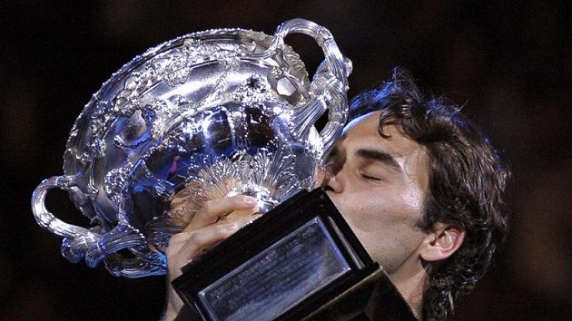 Roger Federer s trofejí pro vítěze Australian Open Roger Federer s trofejí pro vítěze Australian Open