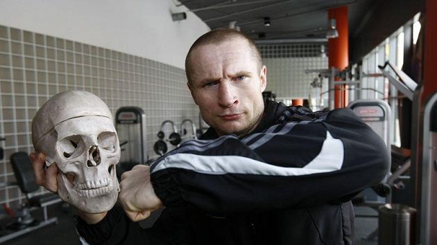 Boxer Lukáš Konečný přišel o soupeře, boj o světový titul se odkládá. Boxer Lukáš Konečný přišel o soupeře, boj o světový titul se odkládá.