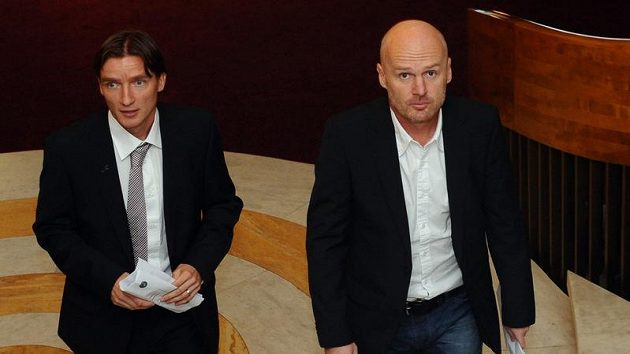 Trenér fotbalové reprezentace Michal Bílek (vpravo) a manažer Vladimír Šmicer Trenér fotbalové reprezentace Michal Bílek (vpravo) a manažer Vladimír Šmicer