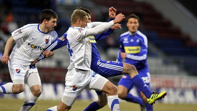 Tomáš Marek z Baníku Ostrava (vlevo) drží za ruku olomouckého Tomáše Hořavu, kterého ještě brání Adam Varadi. Tomáš Marek z Baníku Ostrava (vlevo) drží za ruku olomouckého Tomáše Hořavu, kterého ještě brání Adam Varadi.