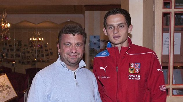 Záložník Mario Holek (vpravo) s Miroslavem Bauerem, který se o české reprezentanty ve Vaduzu stará. Záložník Mario Holek (vpravo) s Miroslavem Bauerem, který se o české reprezentanty ve Vaduzu stará.