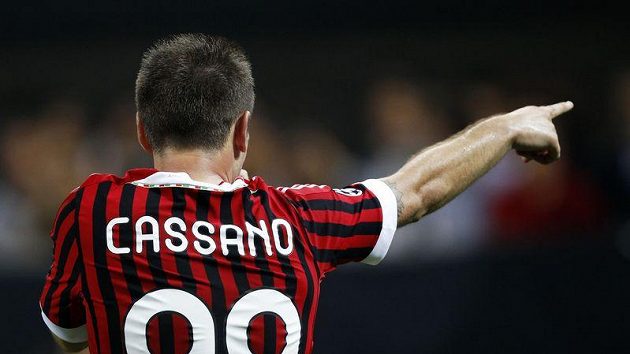 Útočník AC Milán Antonio Cassano se raduje z branky. Útočník AC Milán Antonio Cassano se raduje z branky.