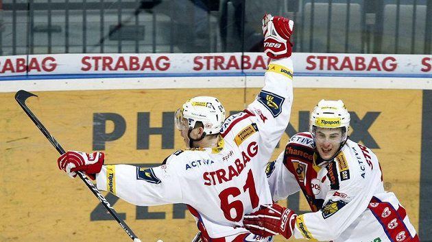 Hokejisté Slavie Michal Poletín (vpravo) a Tomáš Micka Hokejisté Slavie Michal Poletín (vpravo) a Tomáš Micka