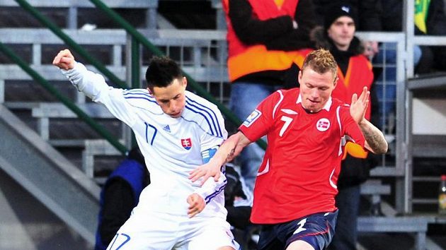 Slovák Marek Hamšík (vlevo) brání Björna Helgeho Riiseho z Norska v přípravném utkání. Slovák Marek Hamšík (vlevo) brání Björna Helgeho Riiseho z Norska v přípravném utkání.