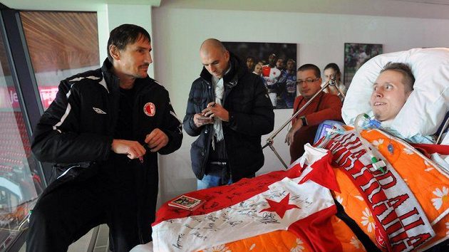 Slávisté Martin Vaniak (vlevo) a Martin Latka sledují utkání s těžce nemocným fanouškem Slavie Boleslavem Pánkem, který si přál vidět utkání svého klubu přímo na stadiónu. Slávisté Martin Vaniak (vlevo) a Martin Latka sledují utkání s těžce nemocným fanouškem Slavie Boleslavem Pánkem, který si přál vidět utkání svého klubu přímo na stadiónu.