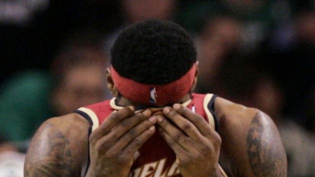 Nešťastný LeBron James po prohře s Bostonem. Nešťastný LeBron James po prohře s Bostonem.