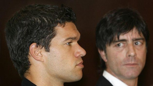 Michael Ballack (vlevo) a Joachim Löw. Ti dva se teď zrovna nemusí Michael Ballack (vlevo) a Joachim Löw. Ti dva se teď zrovna nemusí