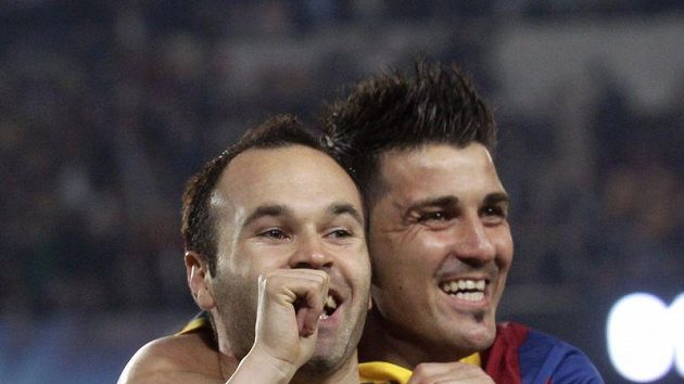 Střelec Andres Iniesta (vlevo) a jeho spoluhráč z Barcelony David Villa se radují z branky. Střelec Andres Iniesta (vlevo) a jeho spoluhráč z Barcelony David Villa se radují z branky.