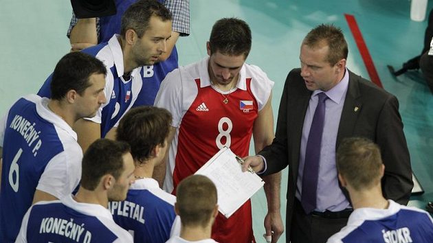 Kouč českých volejbalistů Jan Svoboda (vpravo) udílí svým svěřencům pokyny. Kouč českých volejbalistů Jan Svoboda (vpravo) udílí svým svěřencům pokyny.