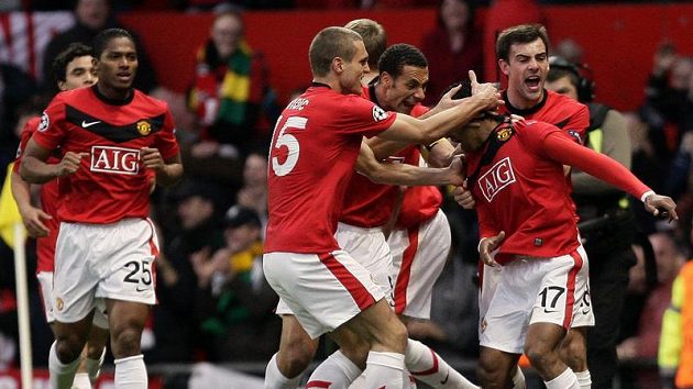 Fotbalisté Manchesteru United se radují z branky Naniho (druhý zprava). Fotbalisté Manchesteru United se radují z branky Naniho (druhý zprava).