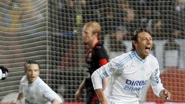 Gabriel Heinze z Olympique Marseille se raduje z branky. Gabriel Heinze z Olympique Marseille se raduje z branky.