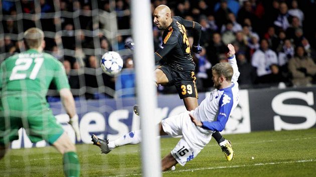 Nicolas Anelka z Chelsea skóruje v duelu s FC Kodaň. Nicolas Anelka z Chelsea skóruje v duelu s FC Kodaň.