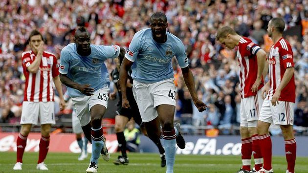 Yaya Toure (uprostřed) z Manchesteru City je jedním z kandidátů na ocenění Nejlepší fotbalista Afriky. Yaya Toure (uprostřed) z Manchesteru City je jedním z kandidátů na ocenění Nejlepší fotbalista Afriky.