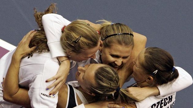 České tenistky Květa Peschkeová, Lucie Hradecká, Petra Kvitová a Lucie Šafářová se radují z postupu do semifinále Fed Cupu. České tenistky Květa Peschkeová, Lucie Hradecká, Petra Kvitová a Lucie Šafářová se radují z postupu do semifinále Fed Cupu.