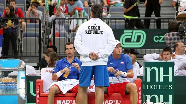 Radek Štěpánek (vlevo), Tomáš Berdych a kapitán Jaroslav Navrátil (zády). Radek Štěpánek (vlevo), Tomáš Berdych a kapitán Jaroslav Navrátil (zády).