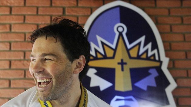 Jaromír Jágr s novým logem Kladna v pozadí Jaromír Jágr s novým logem Kladna v pozadí