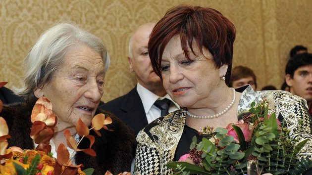 Bývalá gymnastka Věra Čáslavská (vpravo) čile hovoří s bývalou oštěpařkou Danou Zátopkovou. Bývalá gymnastka Věra Čáslavská (vpravo) čile hovoří s bývalou oštěpařkou Danou Zátopkovou.