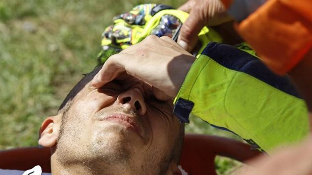 Valentino Rossi krátce po pádu v sobotním tréninku. Valentino Rossi krátce po pádu v sobotním tréninku.