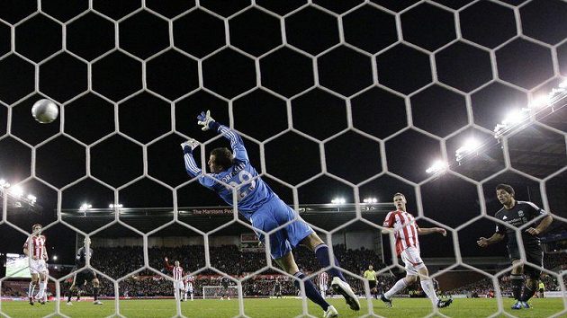 Luis Suárez z Liverpoolu (vpravo) překonává v Carling Cupu gólmana Stoke City. Luis Suárez z Liverpoolu (vpravo) překonává v Carling Cupu gólmana Stoke City.